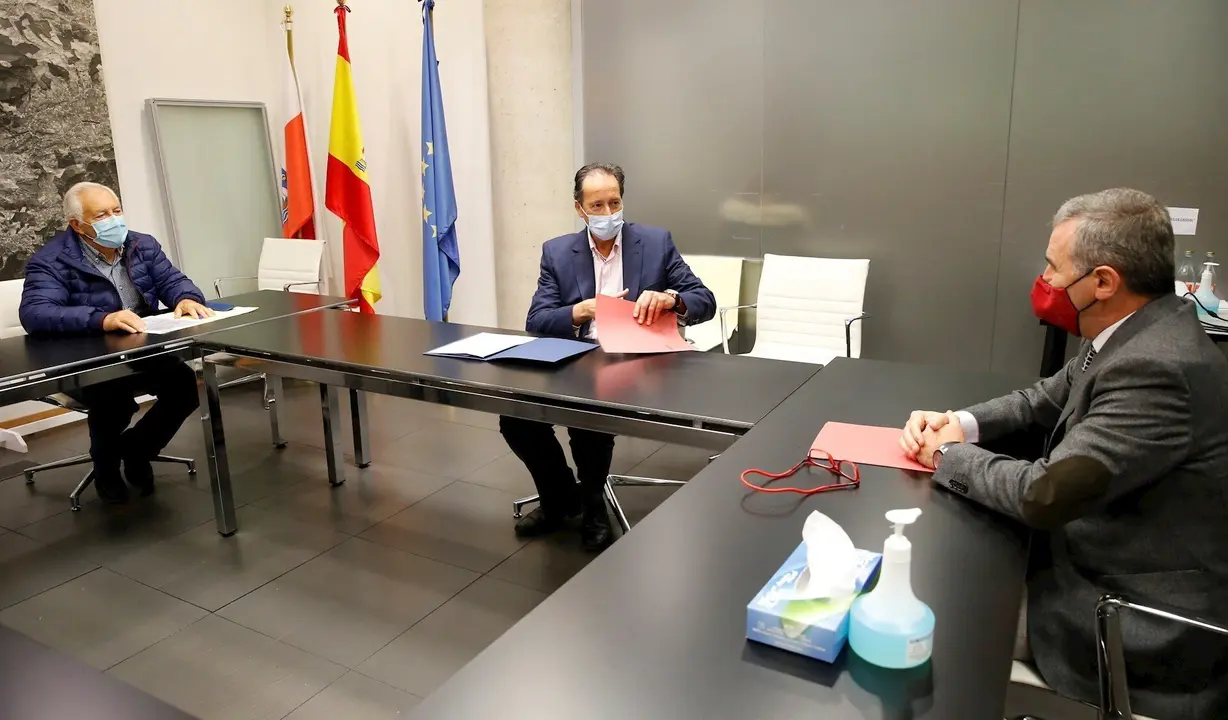 Reuni&oacute;n consejero de Obra P&uacute;blicas y alcalde de Bezana