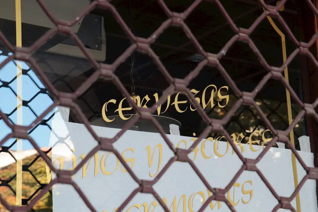 Verja bajada de un establecimiento cerrado en Logro&ntilde;o, La Rioja (Espa&ntilde;a), a 30 de octubre de 2020.