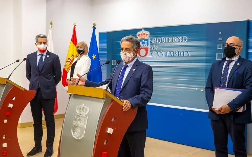 Rueda de prensa del presidente Miguel &Aacute;ngel Revilla para anunciar el cierre de Cantabria. Archivo