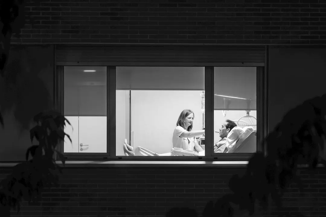 Foto ganadora del cert&aacute;men 'FotoEnfermer&iacute;a 2018'. Enfermera atiende a un paciente