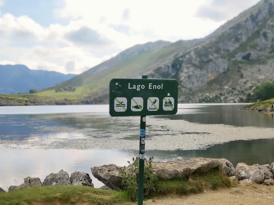 Lago Enol, uno de los Lagos de Covadonga, en los Picos de Europa.