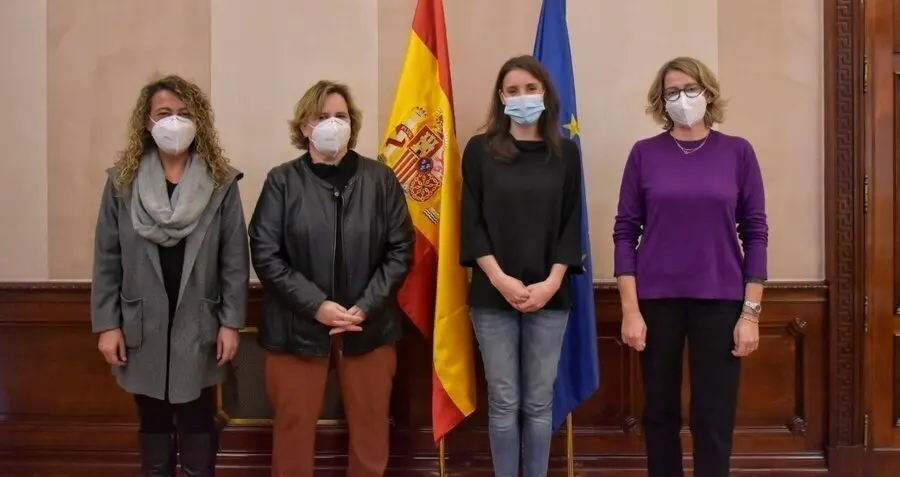 La presidenta de FADEMUR, Teresa L&oacute;pez, y otras representantes de la federaci&oacute;n se re&uacute;nen con la Ministra de Igualdad, Irene Montero