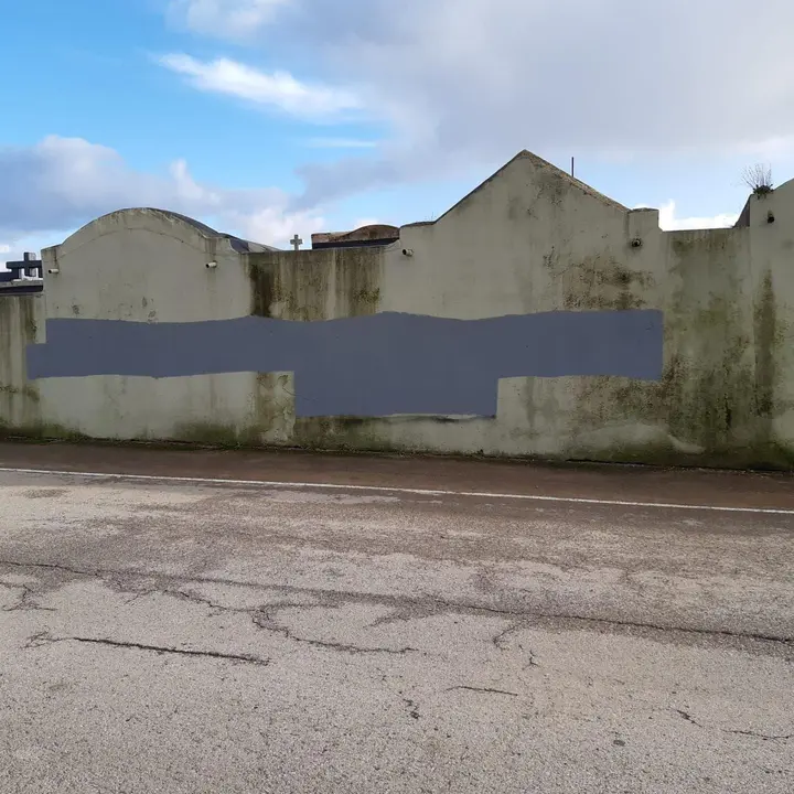 Parche con el que se ha suprimido la pintada alusiva a Revilla