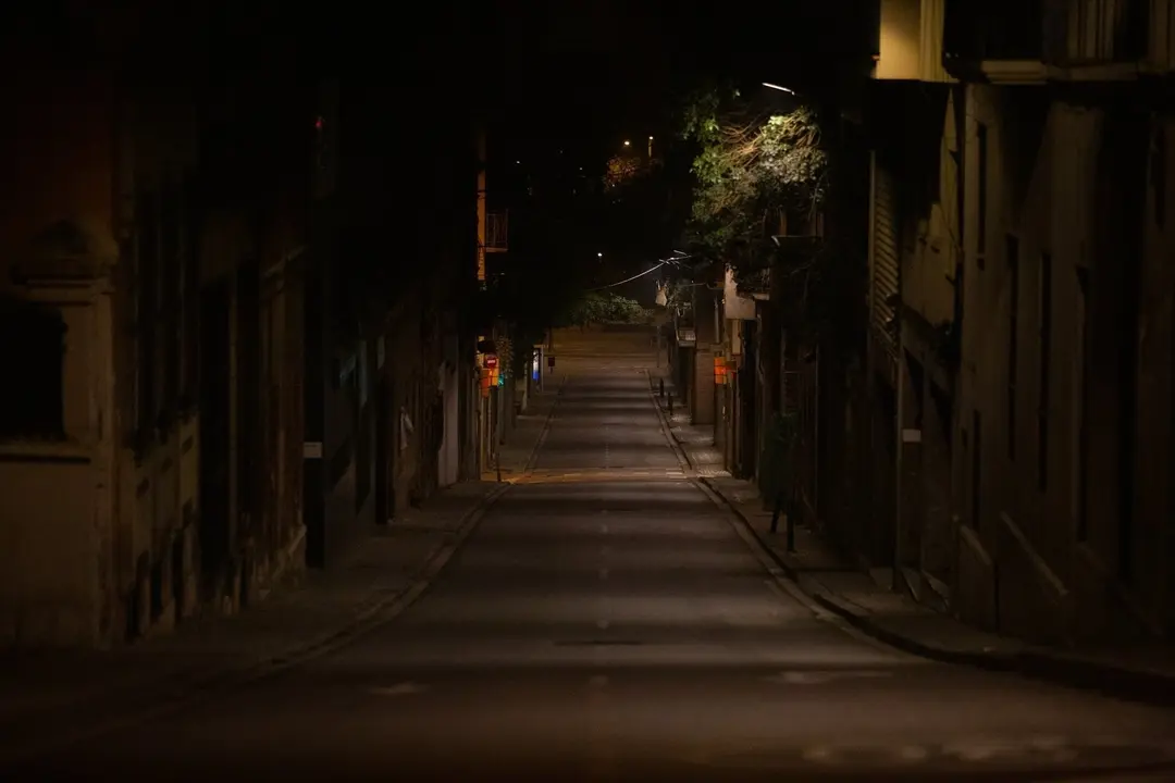 Una v&iacute;a de Barcelona vac&iacute;a al inicio del toque de queda impuesto de 22.00 horas a 06.00 horas por la crisis sanitaria del Covid-19, en Barcelona, Catalunya, (Espa&ntilde;a), a 2 de noviembre de 2020. 