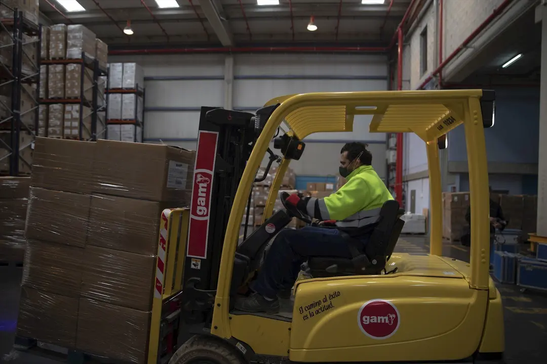 Trabajador en un almac&eacute;n