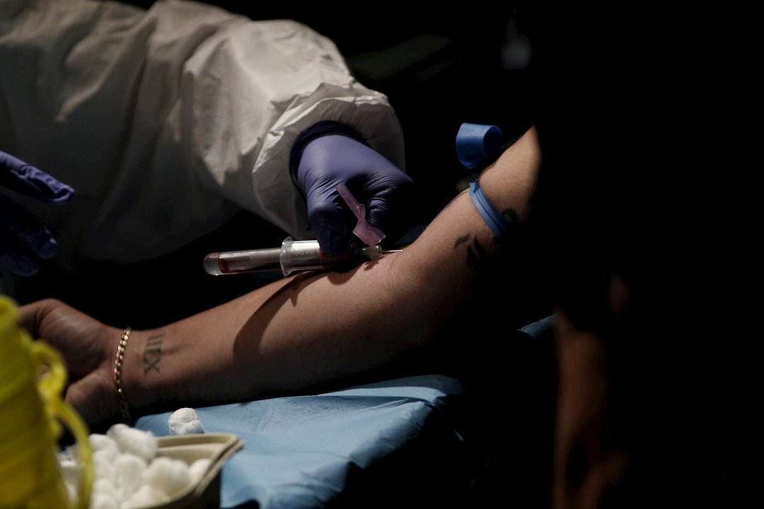 Un sanitario saca sangre a una mujer en el Centro de las Artes Auditorium Municipal de Arroyomolinos, Madrid (España), a 7 de septiembre de 2020.