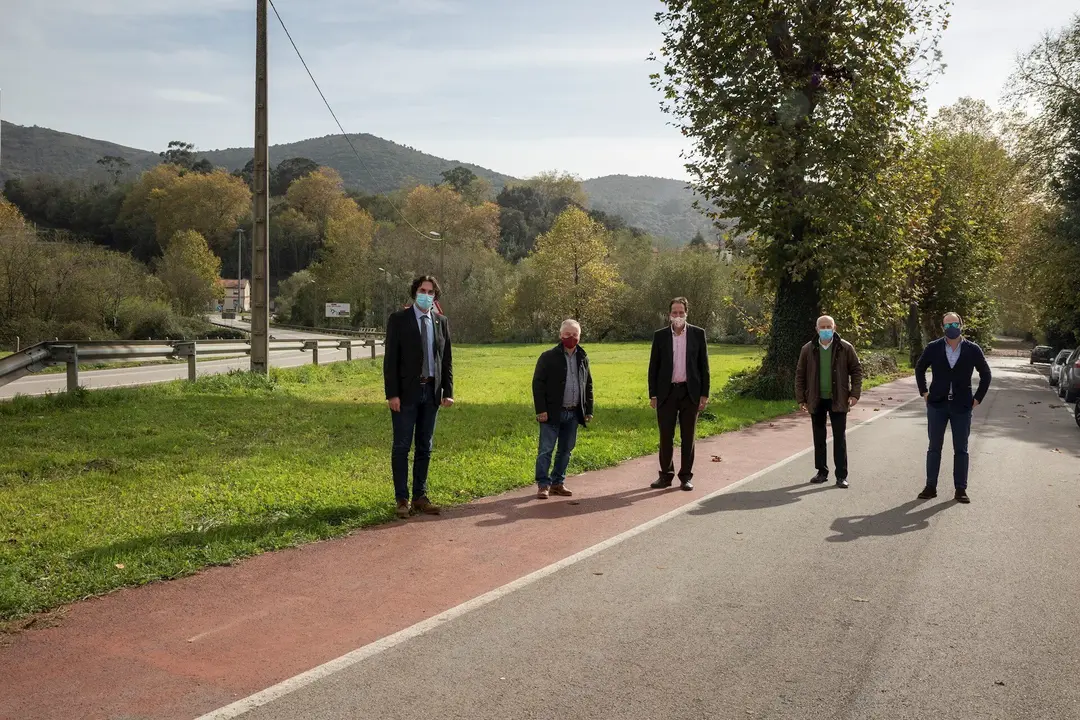 El consejero de Obras P&uacute;blicas, Ordenaci&oacute;n del Territorio y Urbanismo, Jos&eacute; Luis Gochicoa, inaugura el paseo peatonal entre Guarnizo y Sol&iacute;a