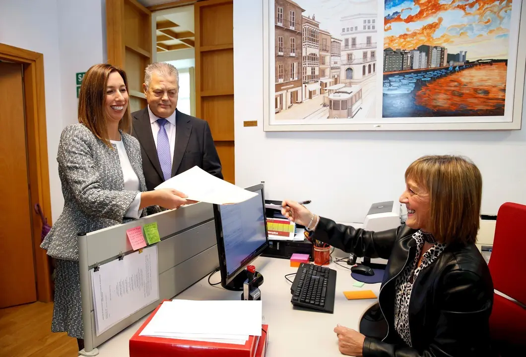 Foto de archivo. La consejera de Econom&iacute;a y Hacienda, Mar&iacute;a S&aacute;nchez, registra los Presupuestos de Cantabria para 2020 en el Parlamento, acompa&ntilde;ada por el jefe de la C&aacute;mara, Joaqu&iacute;n G&oacute;mez