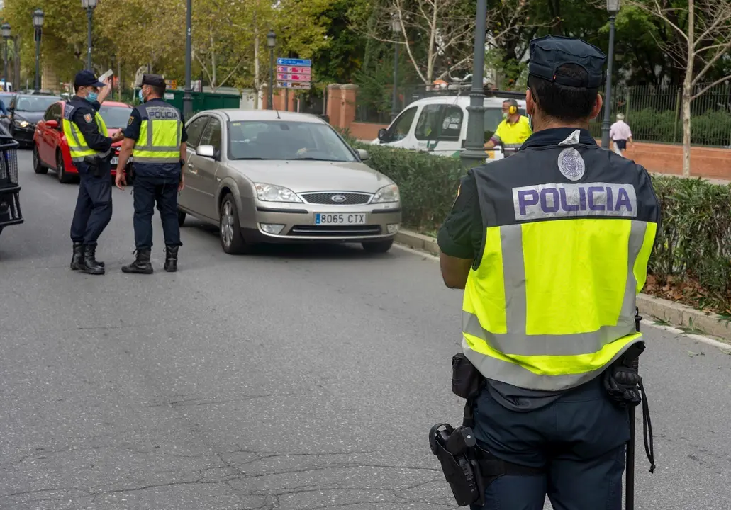 Agentes de la Polic&iacute;a Nacional realizan controles de movilidad en la Av de Portugal de Sevilla a 06 de noviembre 2020