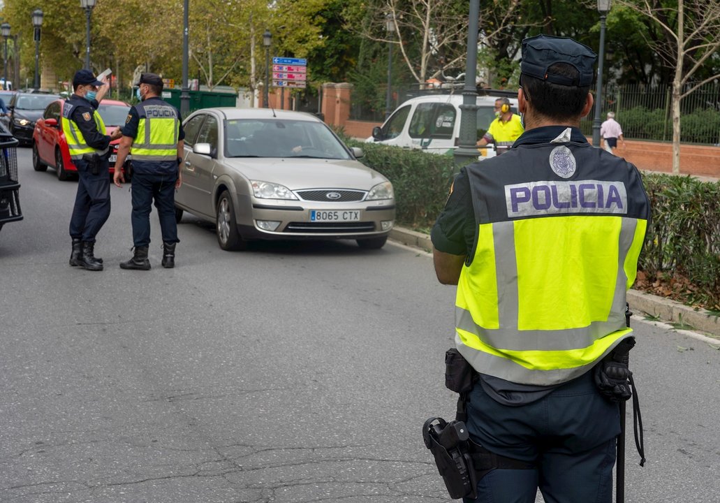 Agentes de la Policía Nacional realizan controles de movilidad en la Av de Portugal de Sevilla a 06 de noviembre 2020