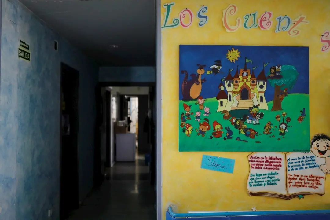 Carteles y dibujos colgados en escuela infantul. Archivo