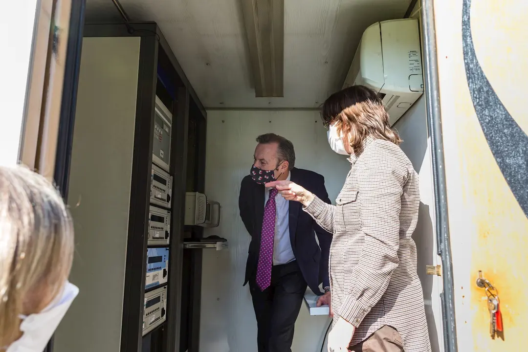 El consejero de Medio Ambiente, Guillermo Blanco, en una estaci&oacute;n de medici&oacute;n de la calidad del aire