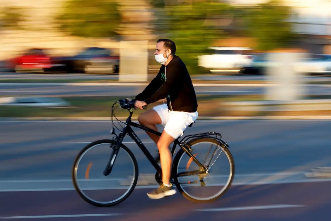Un grupo de personas practican deportes al aire libre con mascarillas tras la entrada en vigor de su obligatoriedad el pasado viernes. M&aacute;laga a 26 de octubre 2020