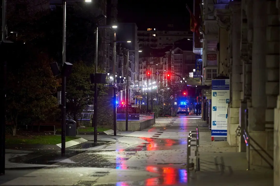 Plaza del Ayuntamiento la segunda noche de toque de queda, en Santander, Cantabria (Espa&ntilde;a)
