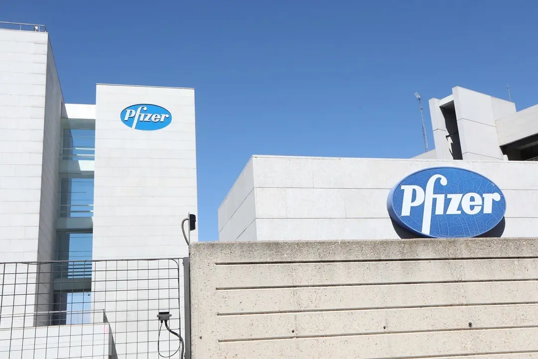 Logo de Pfizer en el edificio de los laboratorios de la marca en Madrid (Espa&ntilde;a), a 2020.  