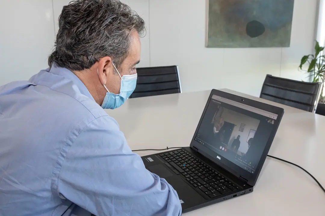 Mart&iacute;n se re&uacute;ne con el comit&eacute; de Sniace por videoconferencia