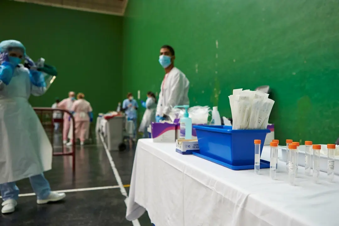 Vista del material necesario para la realizaci&oacute;n de pruebas PCR en el dispositivo instalado en el Front&oacute;n Arizmendi de Ermua, Vizcaya