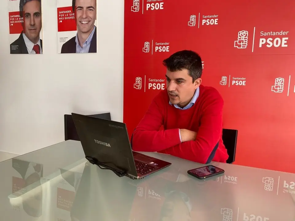 Daniel Fern&aacute;ndez en su reuni&oacute;n telem&aacute;tica con hosteler&iacute;a