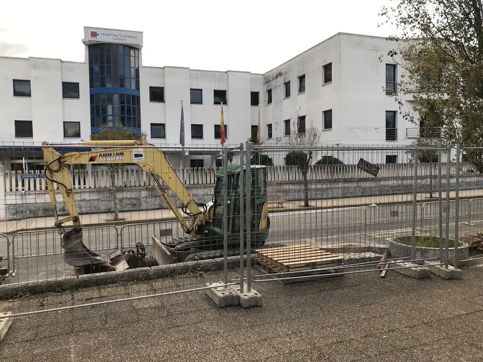 Obras en la acera  frente al Hospital de Laredo