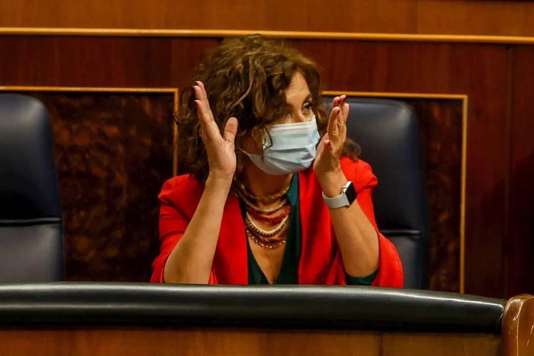 La portavoz del Gobierno y ministra de Hacienda, Mar&iacute;a Jes&uacute;s Montero, aplaude en el Congreso