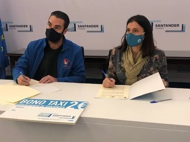 La alcaldesa de Santander, Gema Igual, y el presidente de la Federaci&oacute;n C&aacute;ntabra del Taxi, Manu Andoni Ruiz, suscriben el convenio del bono taxi para personas con discapacidad