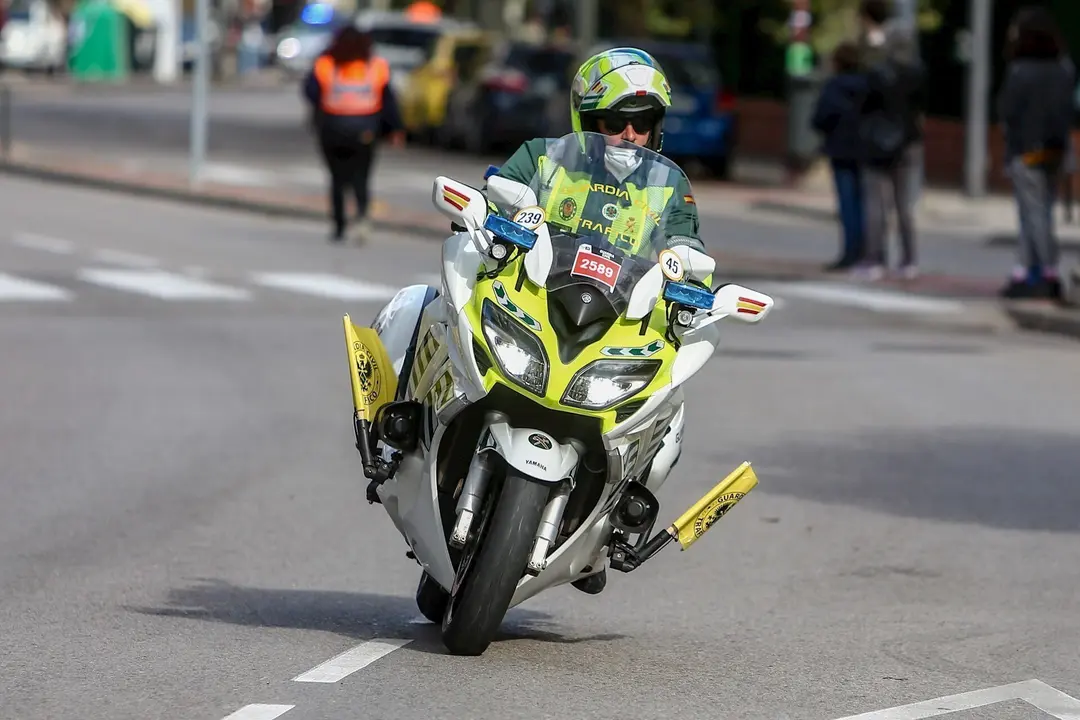 Una moto de la Guardia Civil de Tr&aacute;fico durante el paso de la Vuelta Ciclista a Espa&ntilde;a por Pozuelo de Alarc&oacute;n (Madrid)