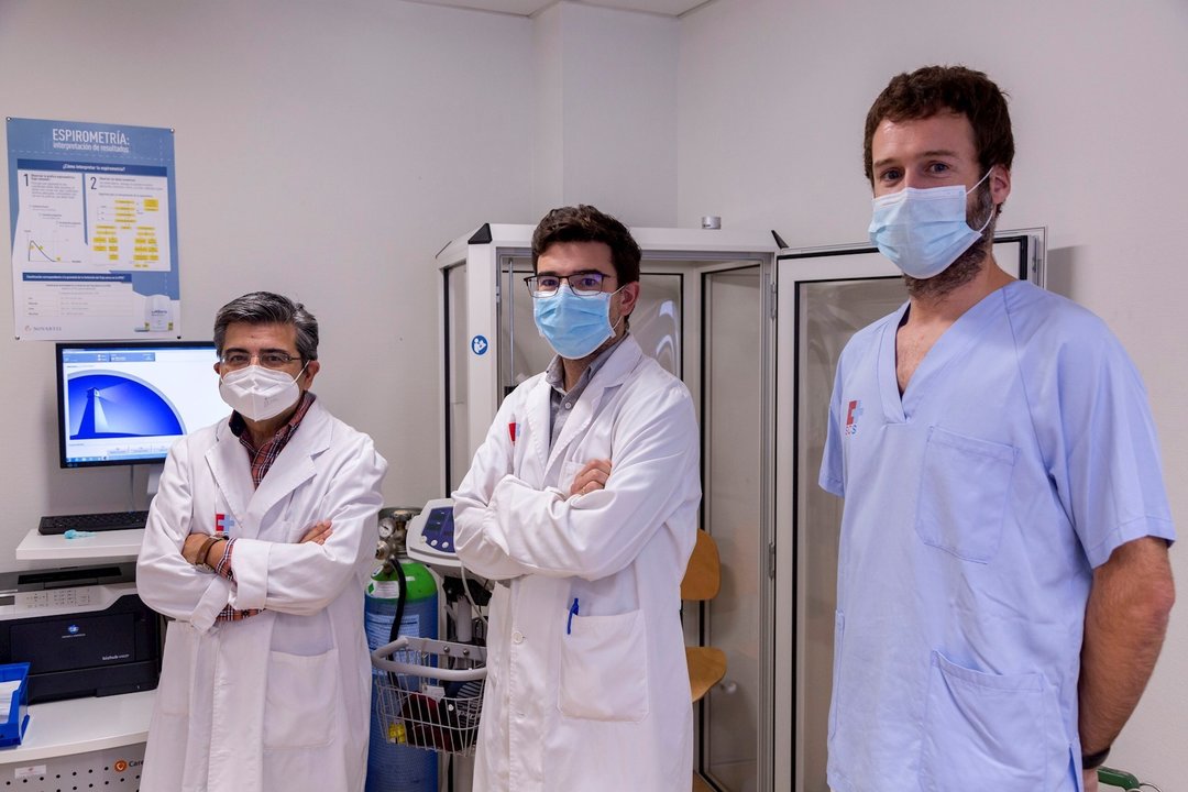 De izquierda a derecha, los doctores José Manuel Cifrián y Carlos Amado y el enfermero, Guillermo Agüero.