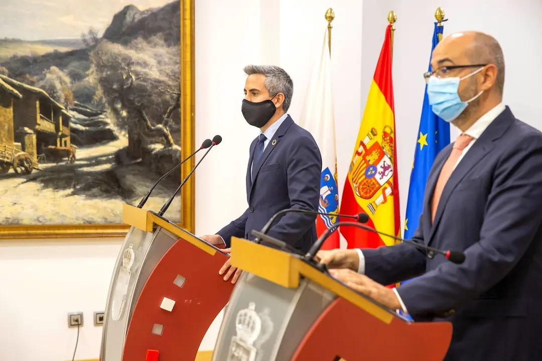 El vicepresidente de Cantabria y consejero de Universidades, Igualdad, Cultura y Deporte, Pablo Zuloaga (izda), presenta los presupuestos de su departamento para 2021 junto al secretario general de la Consejer&iacute;a, Santiago Fuente