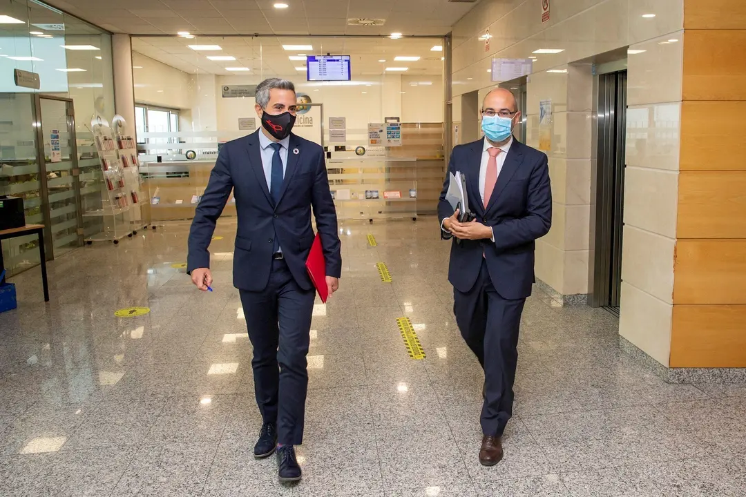El vicepresidente de Cantabria y consejero de Universidades, Igualdad, Cultura y Deporte, Pablo Zuloaga, con el secretario general de su departamento