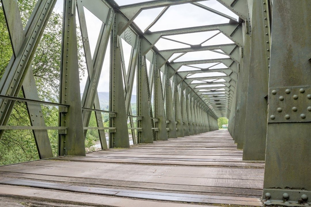 Antiguo puente del ferrocarril sobre la vía verde del Pas
