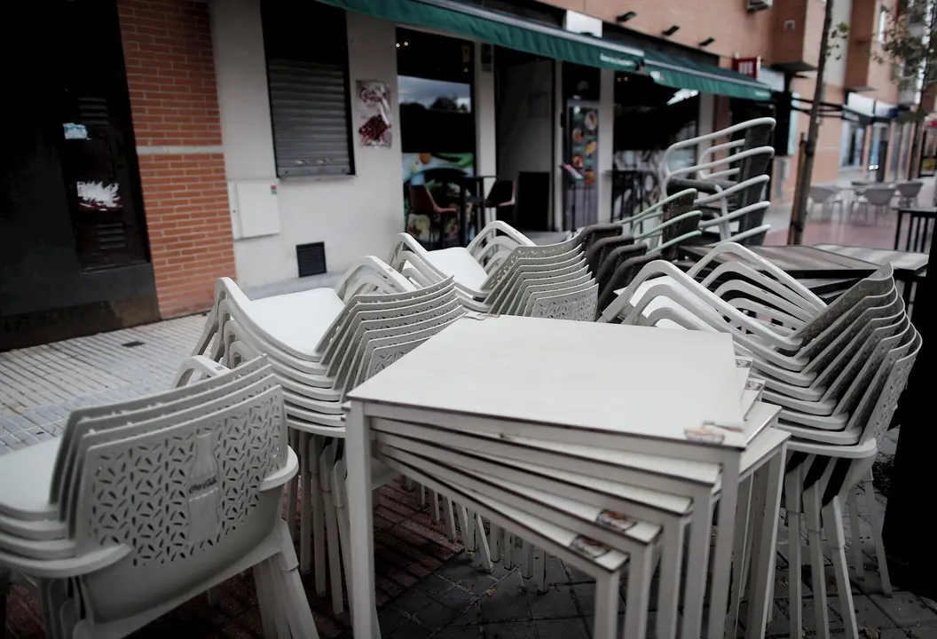 Terrazas de bares vac&iacute;as 