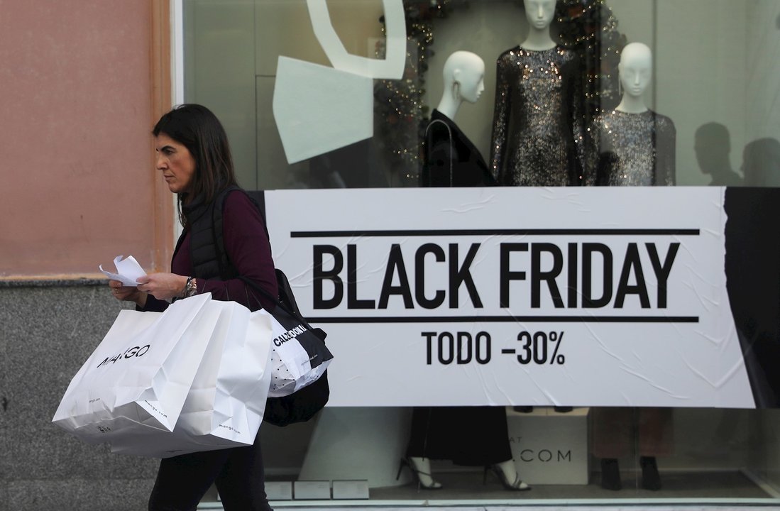 Ciudadanos acuden a comprar durante las rebajas del Black Friday en Sevilla, a 29 de noviembre de 2019.