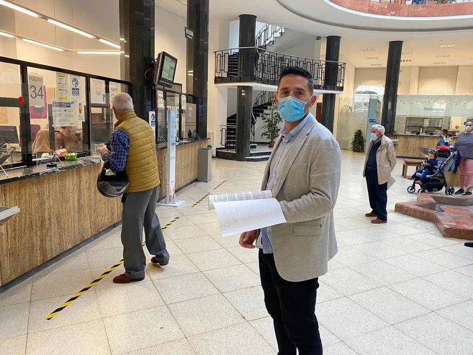 El concejal del PSOE, Alberto Torres, registra la moci&oacute;n