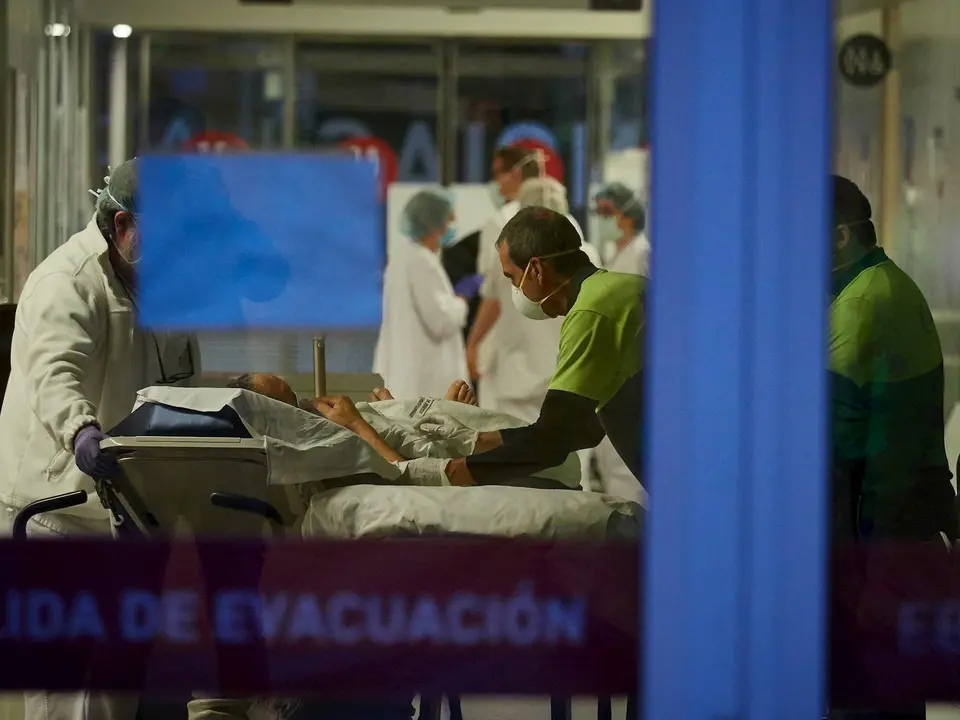 Personal sanitario del Hospital de Navarra en el Servicio de Urgencias atiende a un paciente en camilla durante la cuarta semana de confinamiento por el Estado de Alarma decretado por el Gobierno de Espa&ntilde;a con motivo del coronavirus, COVID-19. En Pamplona