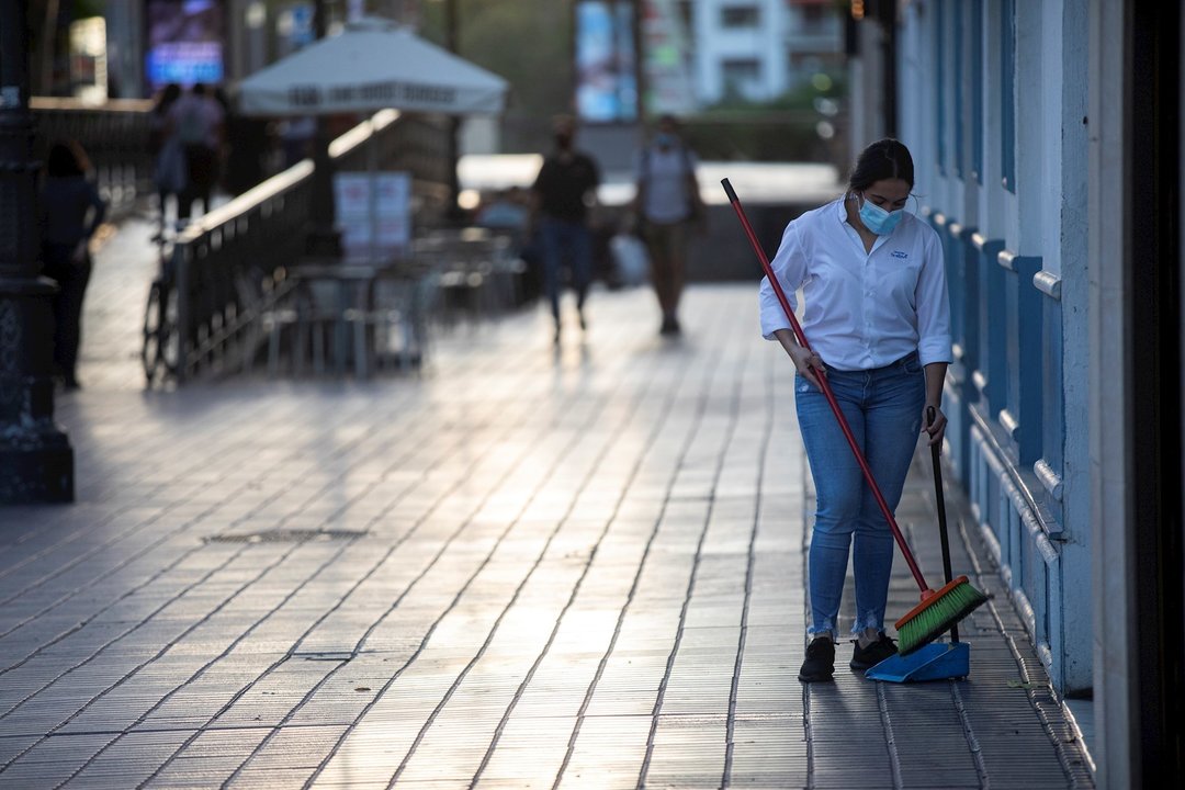 Una camarera tras recoger el mobiliario de la terraza de un bar. En Sevilla (Andalucía, España), a 10 de noviembre de 2020.