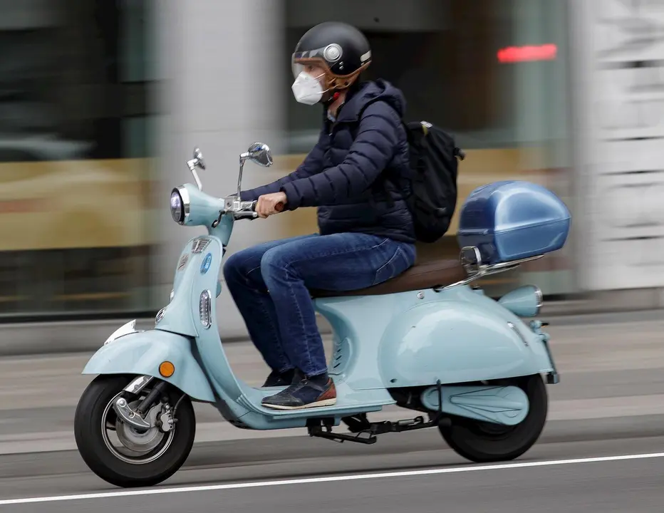 Un hombre circula en moto protegido con mascarilla por la capital. En Madrid, (Espa&ntilde;a), a 12 de mayo de 2020.