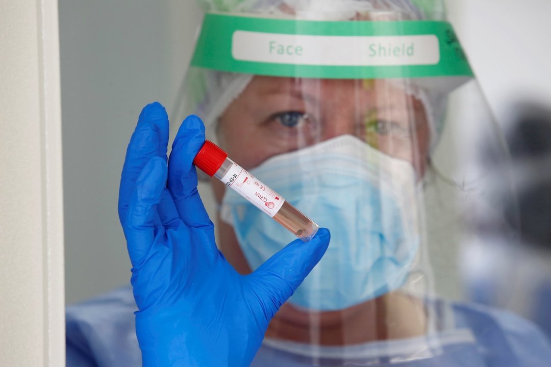 La enfermera Sara Fernández Rodríguez realiza test PCR para la detección del COVID-19 en el "Autocovid" del Hospital Universitario Central de Asturias (HUCA), Oviedo (Asturias), a 11 de noviembre de 2020.