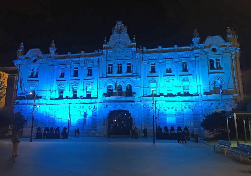 La fachada del Ayuntamiento iluminada de azul