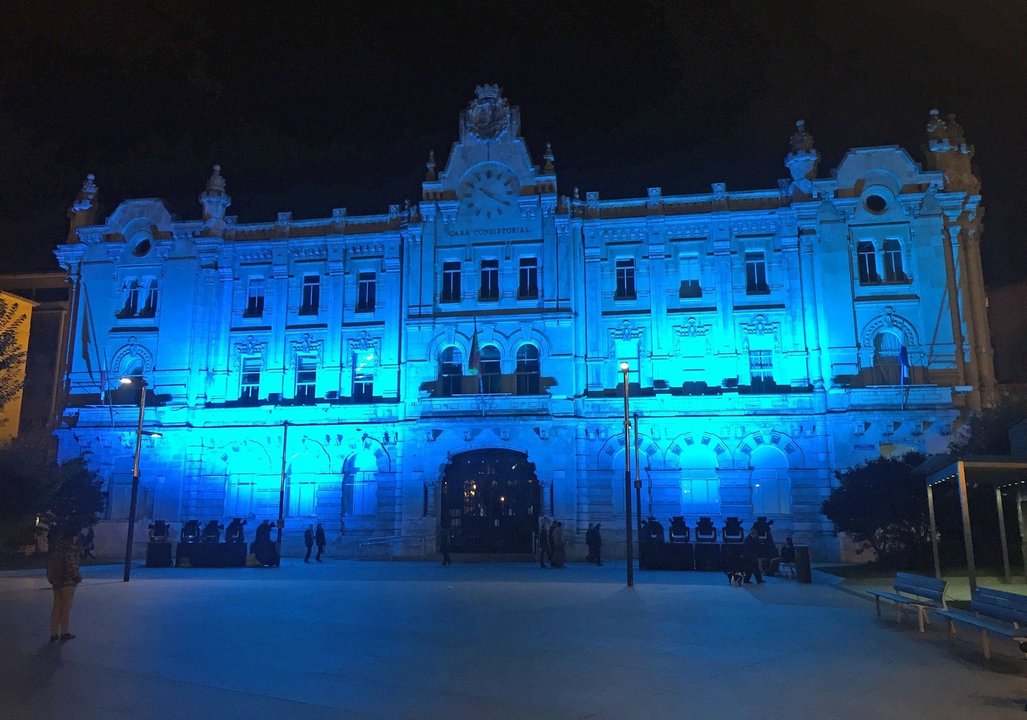 La fachada del Ayuntamiento iluminada de azul