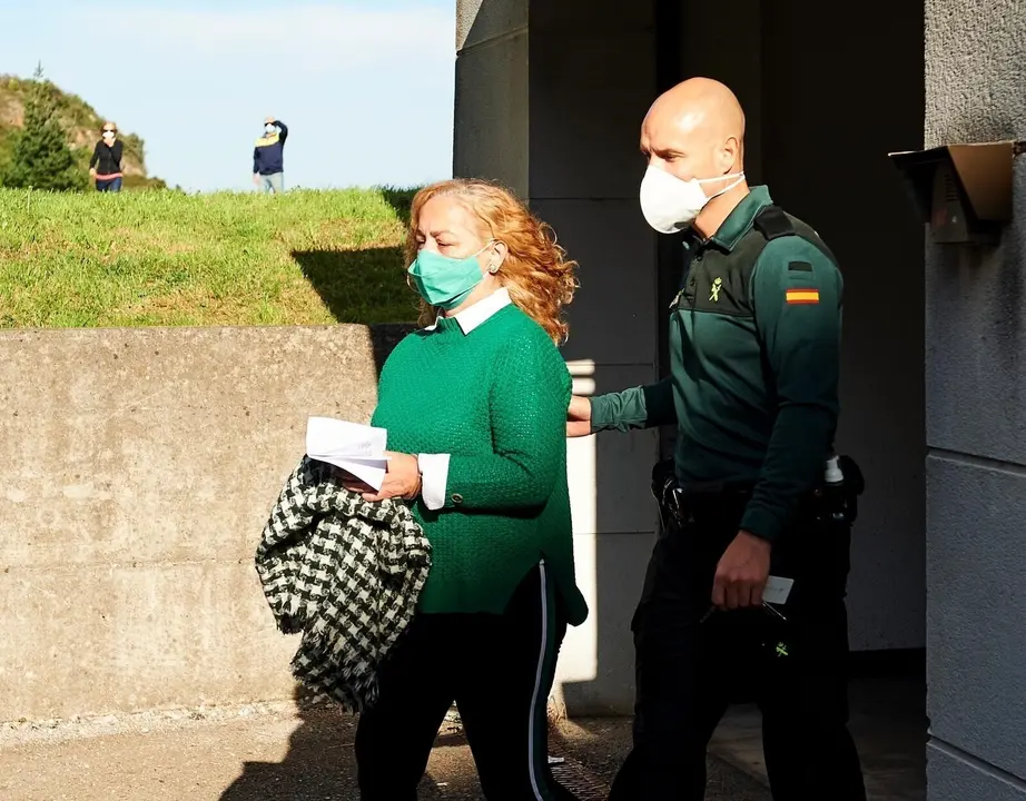 Carmen Merino, acusada del crimen del cr&aacute;neo de Castro Urdiales, a la salida del Juzgado de Instrucci&oacute;n n&ordm; 3, donde estaba citada a declarar