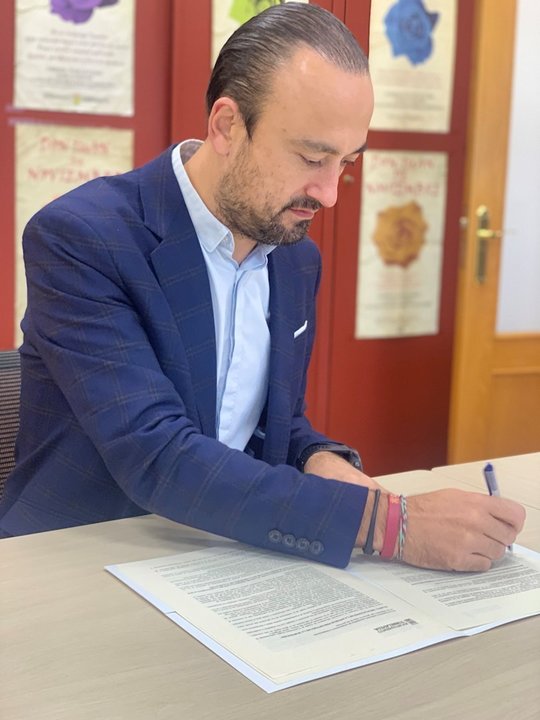 El alcalde de Torrelavega firma el convenio con AMAT