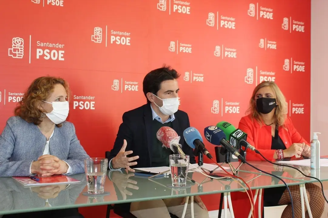 De izda a decha, Isabel Fern&aacute;ndez, Pedro Casares y Noelia Cobo, en la rueda de prensa