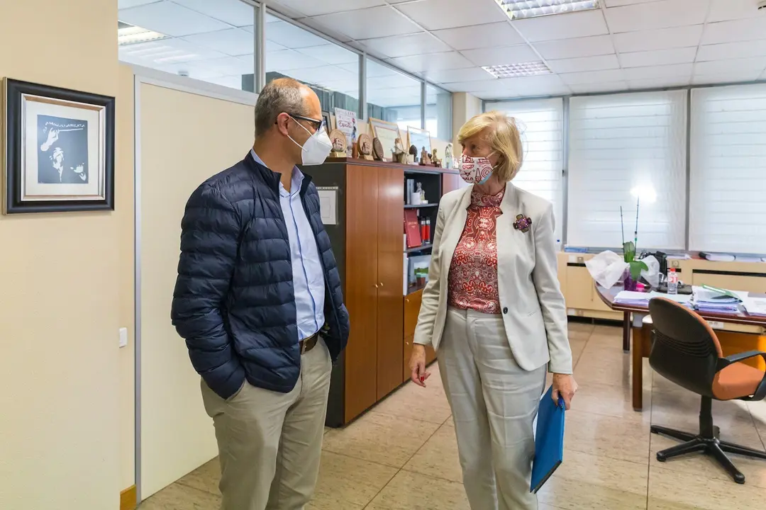 Consejera de Educaci&oacute;n y alcalde de Escalante