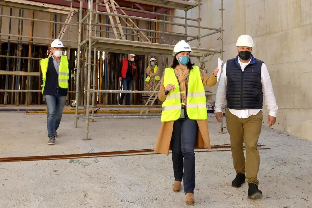 La alcaldesa, Gema Igual, visita las obras del Centro C&iacute;vico de Cueto