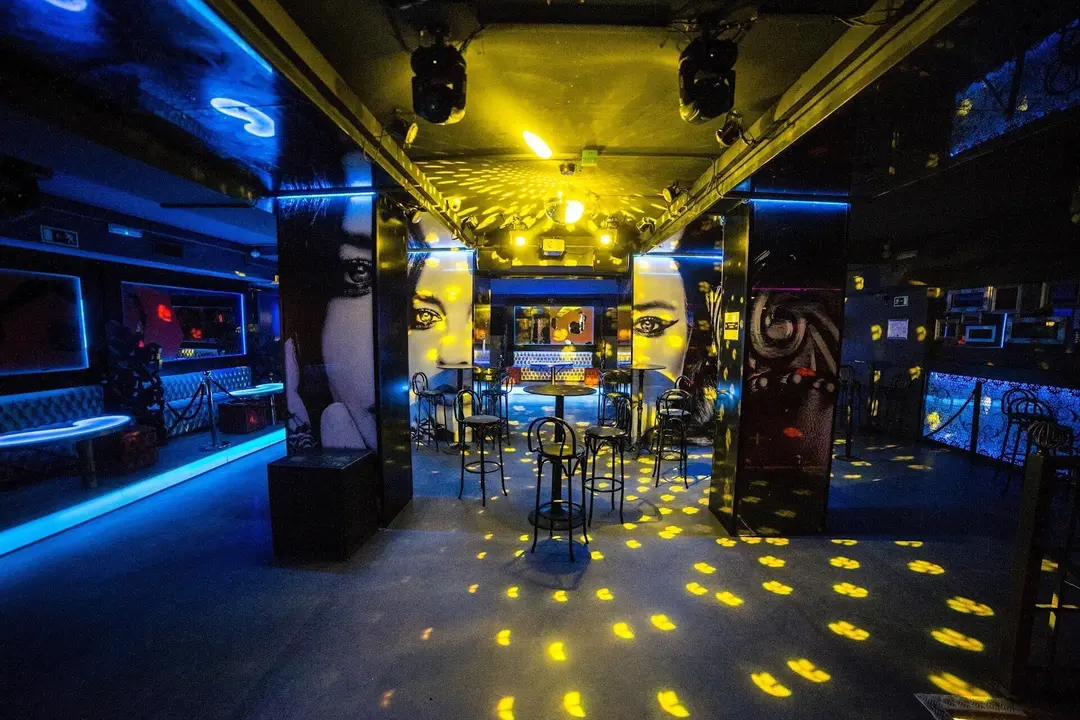 Sillas en la pista de baile de la discoteca La Cartuja (Calle de la Cruz, 10) para impedir que &eacute;sta se utilice, horas antes de su reapertura tras el par&oacute;n por el COVID-19, en Madrid (Espa&ntilde;a), a 3 de julio de 2020.