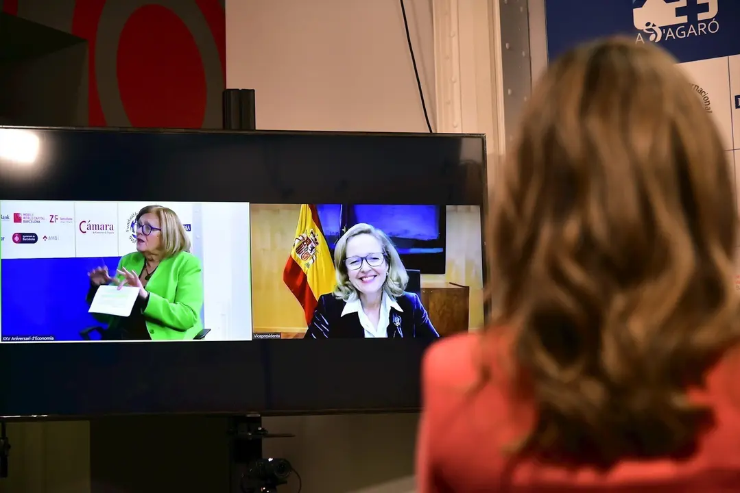 La vicepresidenta y ministra de Asuntos Econ&oacute;micos, Nadia Calvi&ntilde;o (d), interviene por videoconferencia para clausurar el XXV Encuentro de Econom&iacute;a, en S&rsquo;Agar&oacute;, en Girona, Catalunya, (Espa&ntilde;a), a 14 de noviembre de 2020. 