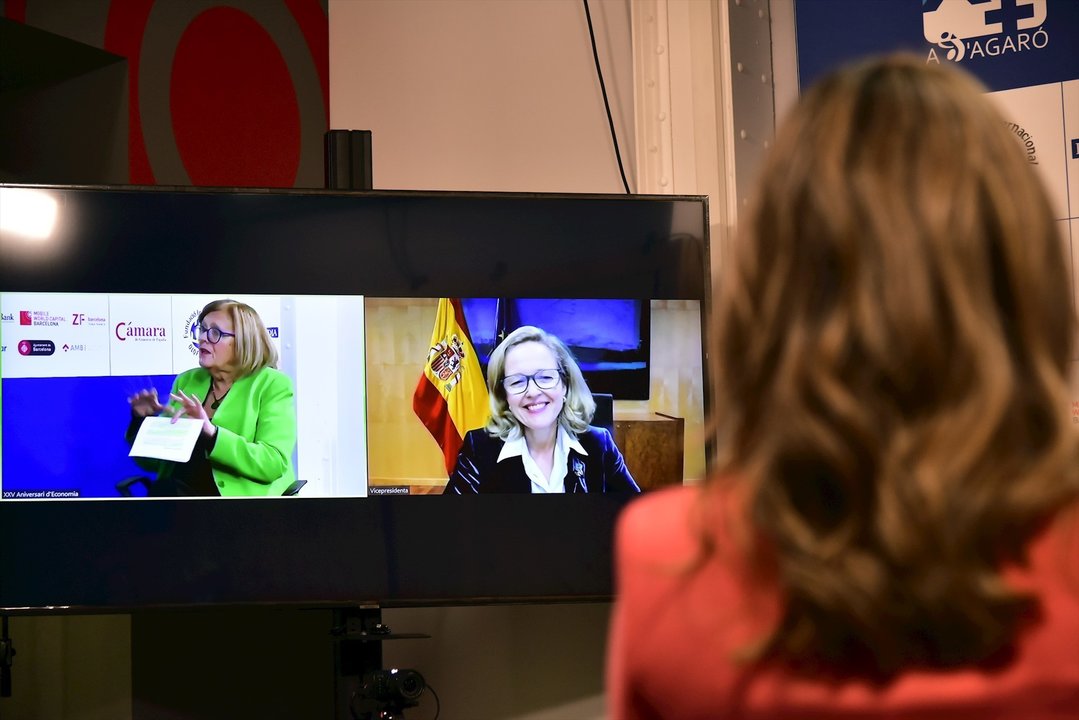 La vicepresidenta y ministra de Asuntos Económicos, Nadia Calviño (d), interviene por videoconferencia para clausurar el XXV Encuentro de Economía, en S’Agaró, en Girona, Catalunya, (España), a 14 de noviembre de 2020. 
