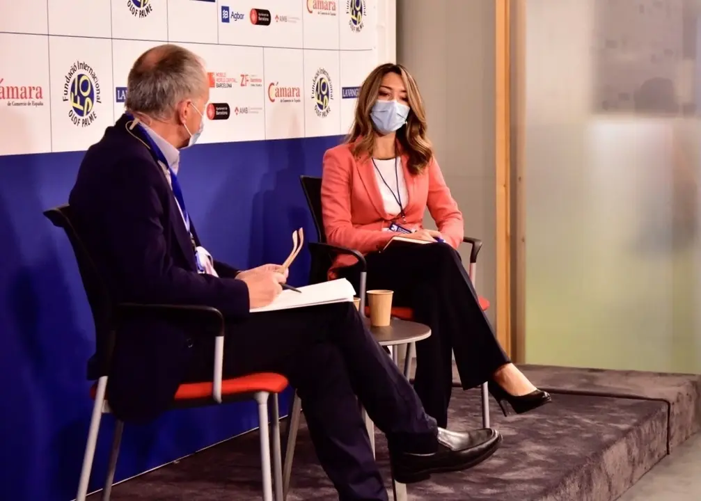 El subdirector de 'La Vanguardia', Manel P&eacute;rez, entrevista a la secretaria de Estado de Comercio, Xiana M&eacute;ndez, en el XXV Encuentro de Econom&iacute;a de S'Agar&oacute; (Girona) en Barcelona