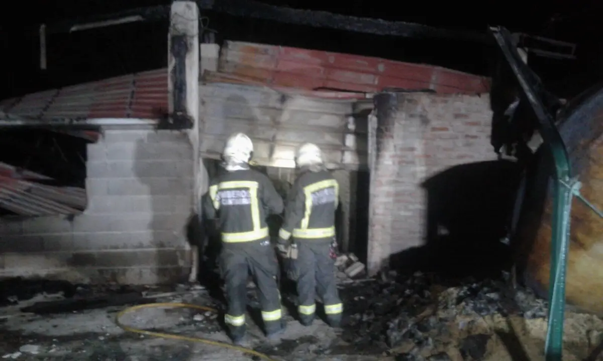 Incendio en una nave av&iacute;cola en La Cavada