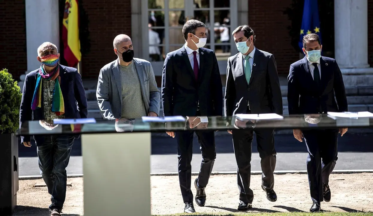 El presidente del Gobierno, Pedro S&aacute;nchez, con los agentes sociales